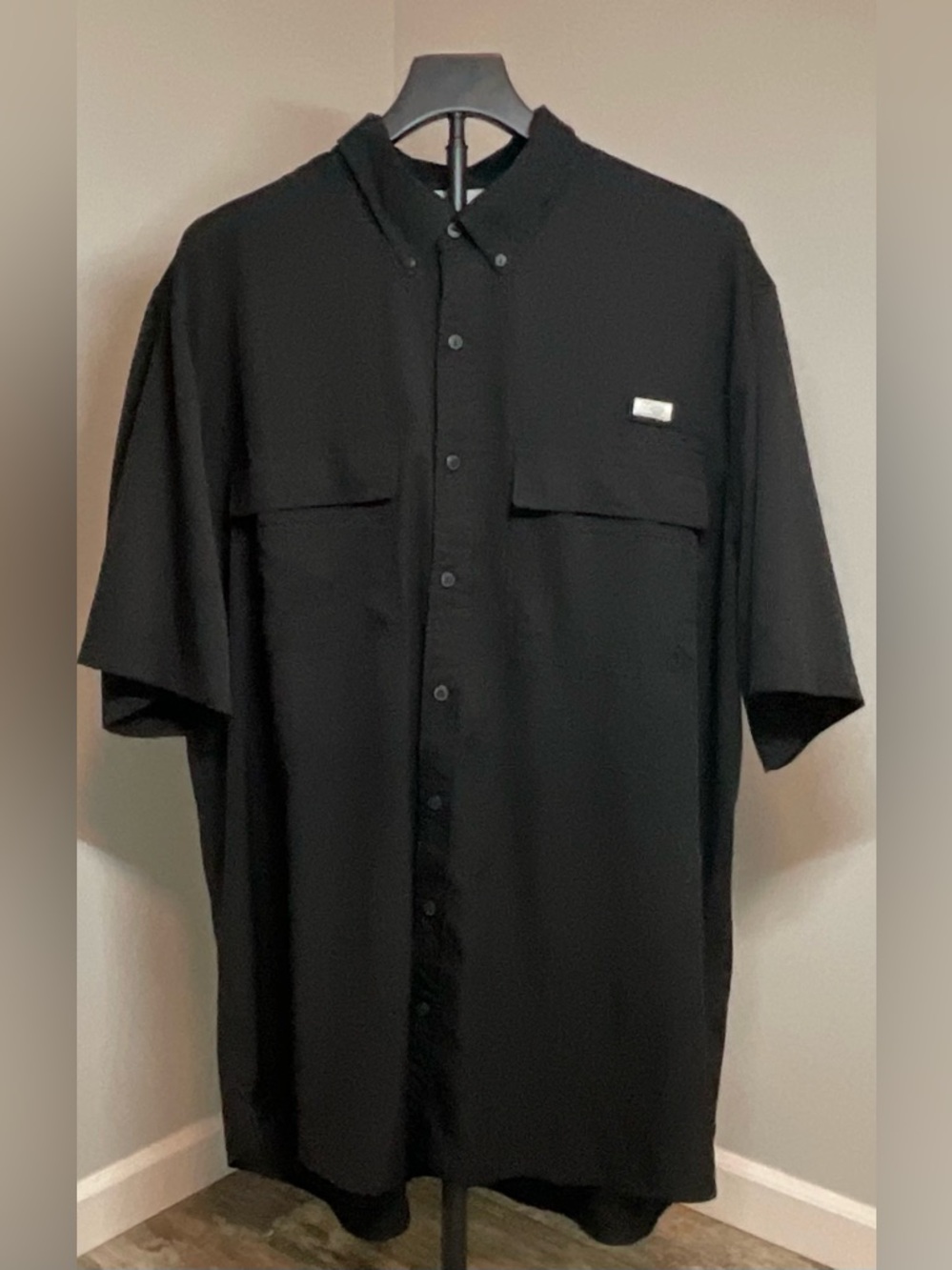 Men's Black Short-Sleeve Button-Down Shirt with Chest Pockets
